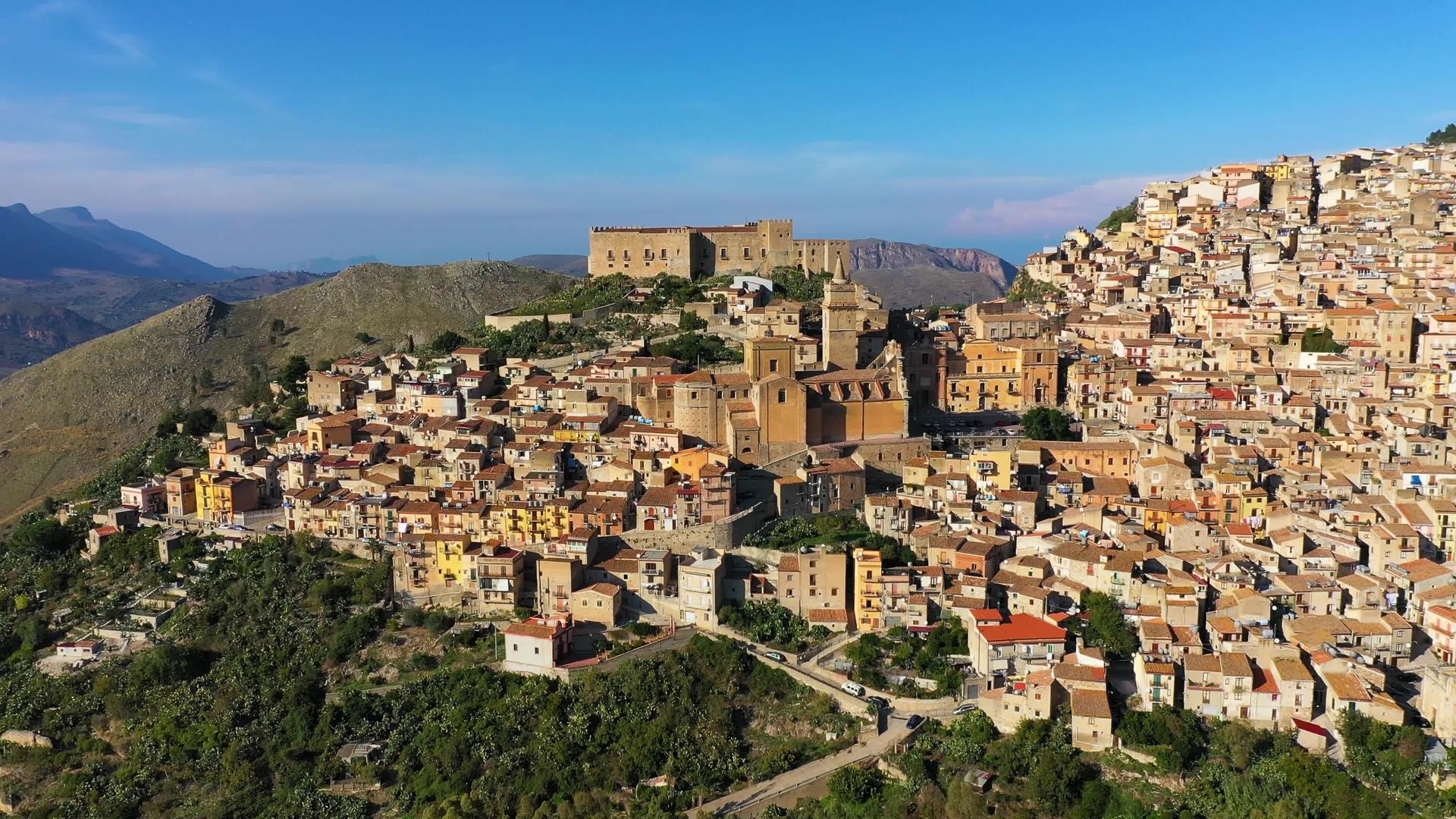 卡卡莫西里岛有一个中世纪的意大利城市有诺曼城堡视频的预览图