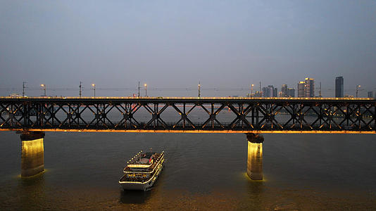 航拍城市公铁两用桥梁武汉长江大桥道路灯光夜景车流街景4k素材视频的预览图