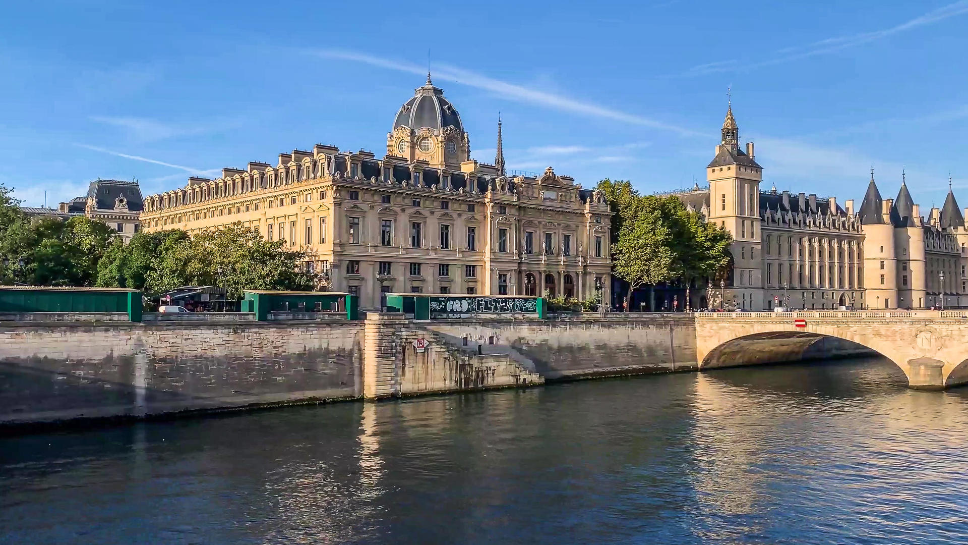 法国巴黎塞纳河两岸城市建筑风光实拍视频视频的预览图