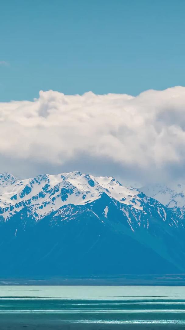 湖中的雪山云雾翻腾视频的预览图