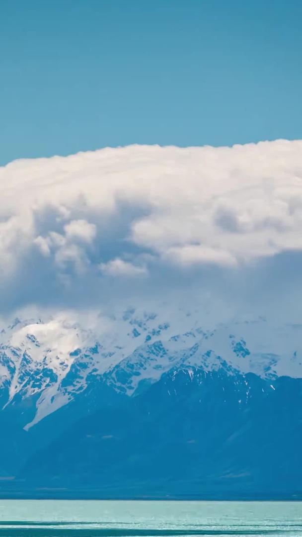 湖中的雪山云雾翻腾视频的预览图