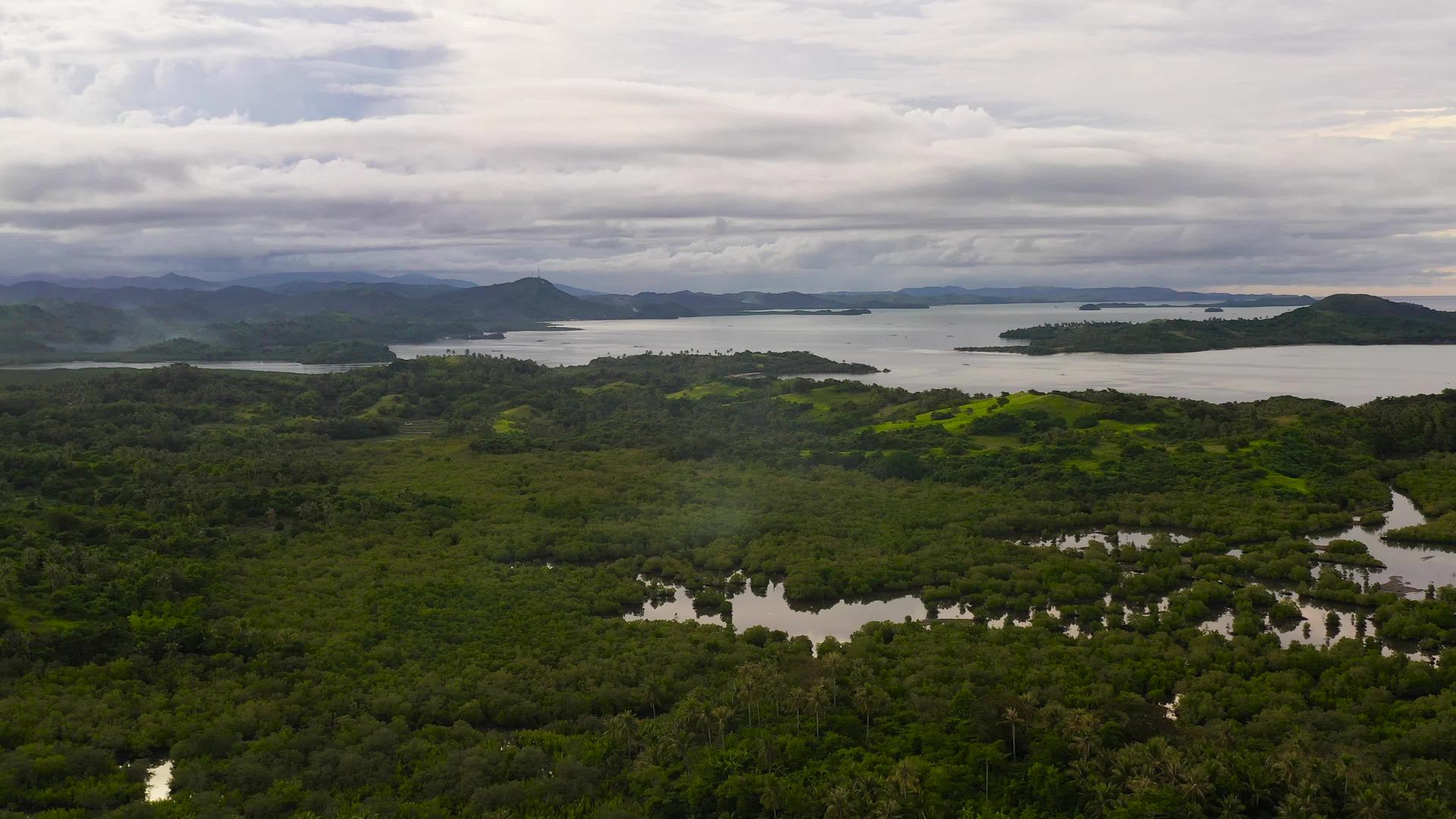 卡拉莫群岛菲利平在热带岛屿日落期间空中无人驾驶飞机视频的预览图