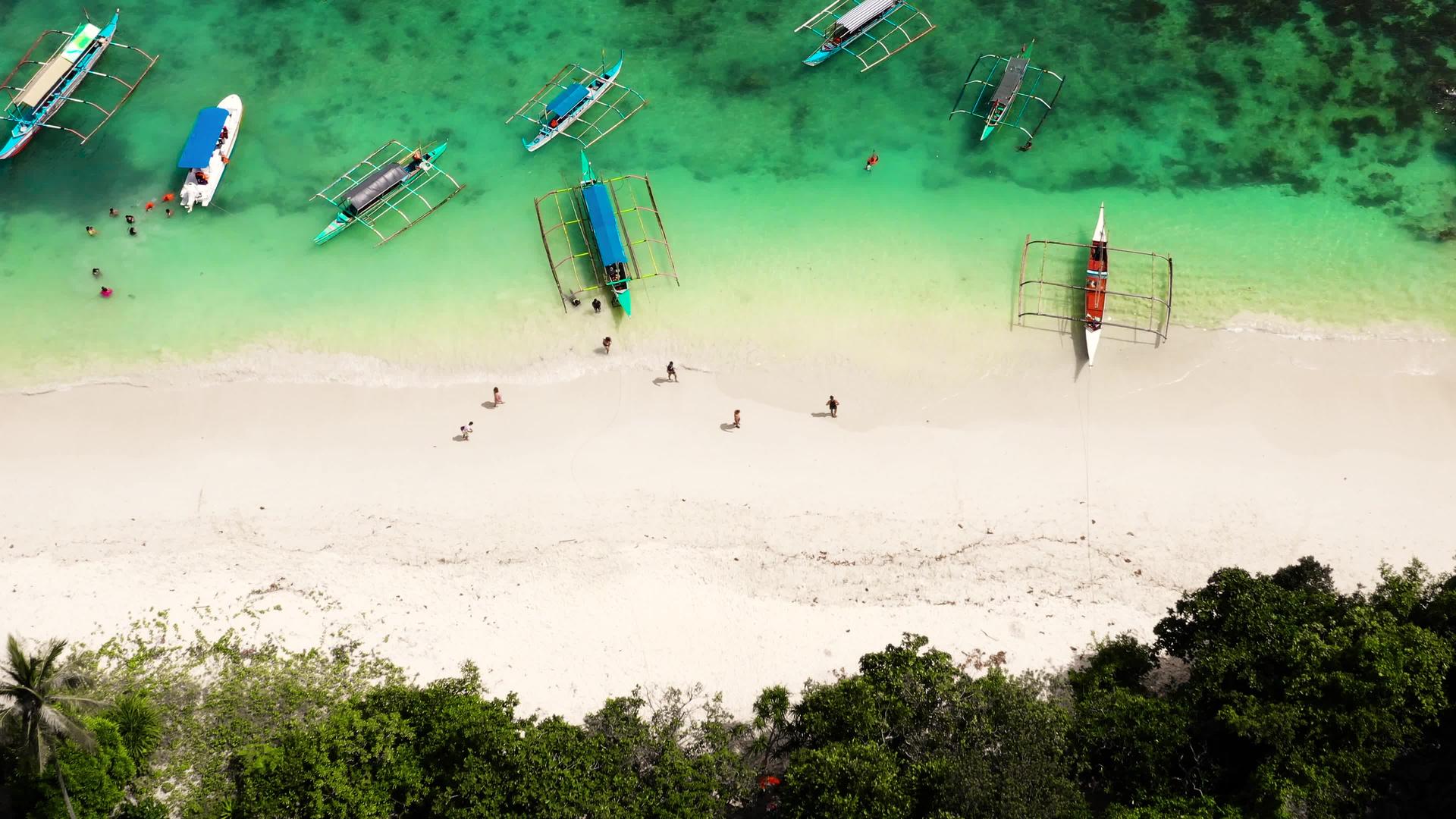 戈尔福海堡是一个有白色海滩的热带岛屿视频的预览图