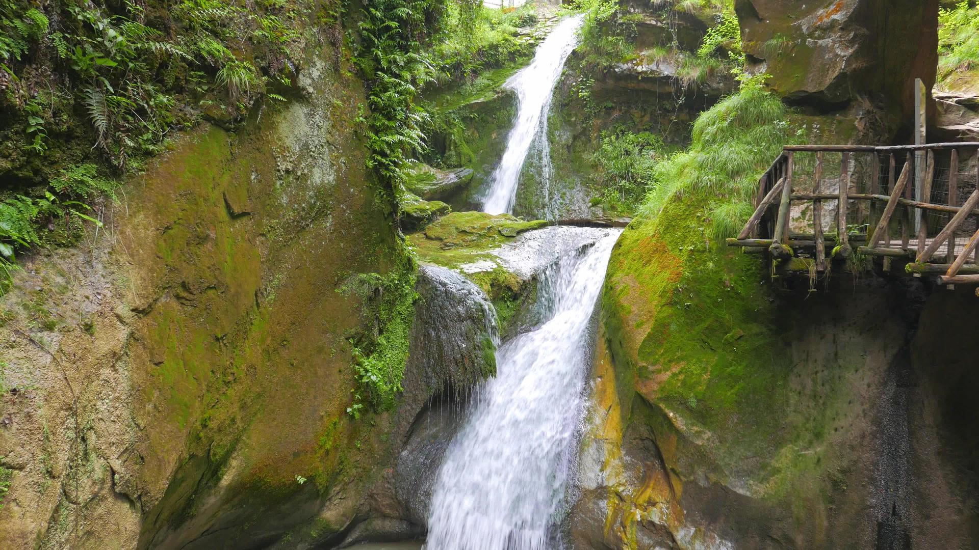 意大利的GrottodelCagleron和瀑布倾斜视频的预览图