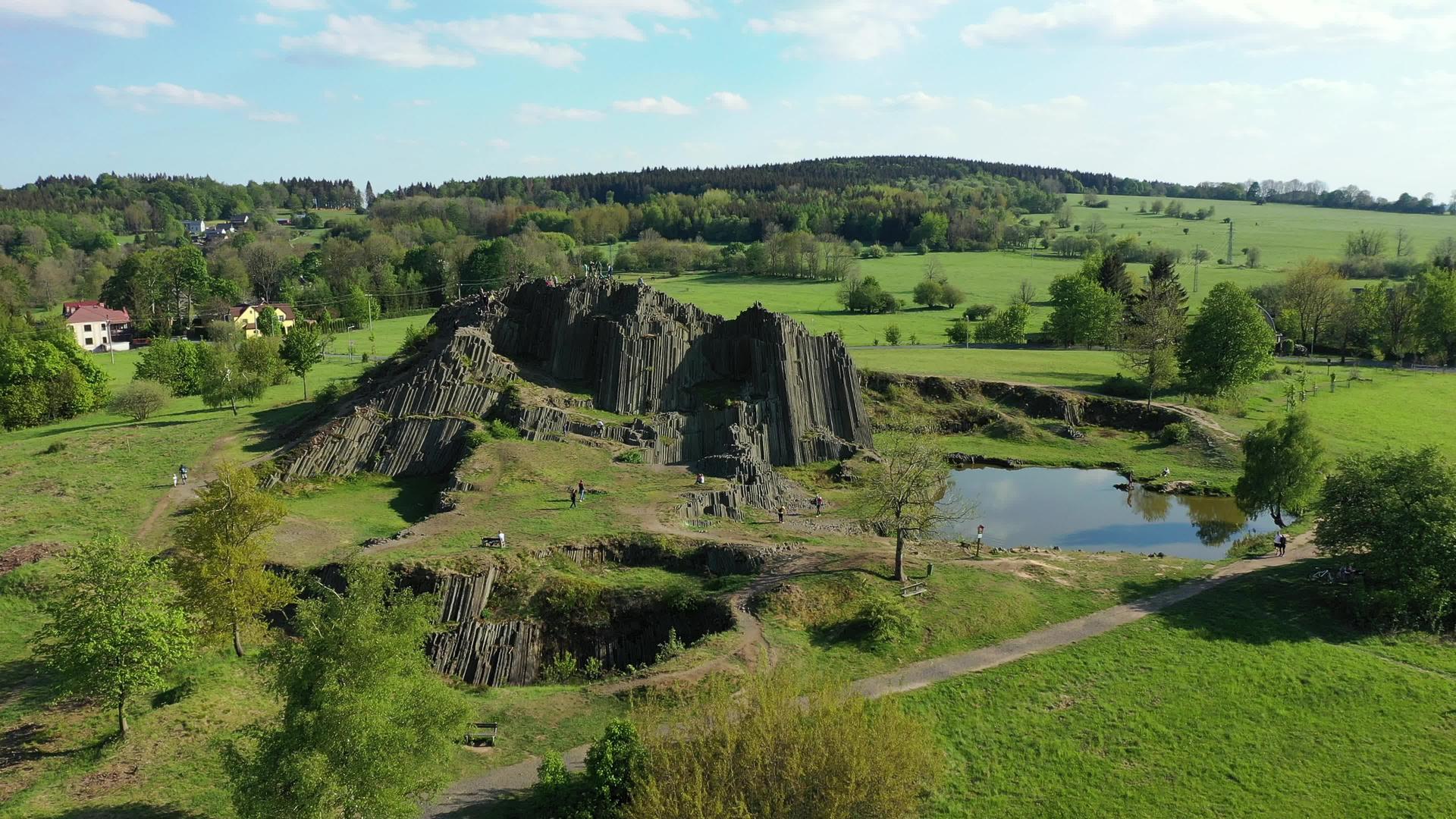 玄武岩柱的多边形结构是自然纪念碑Panskaskala视频的预览图