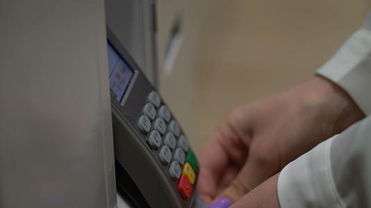 一名妇女在终点站用银行卡支付购买费用视频的预览图