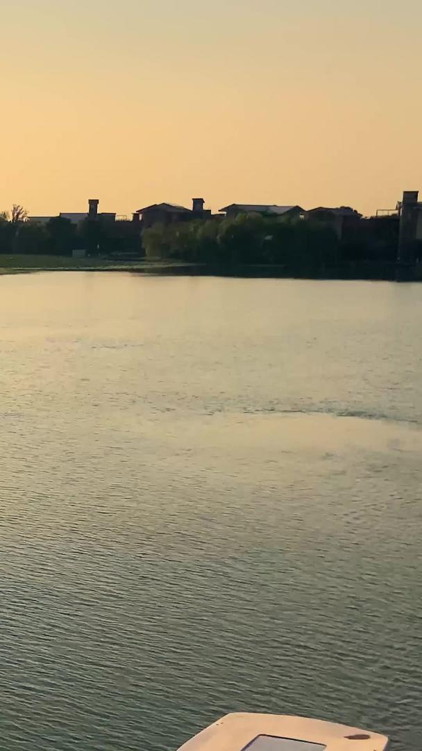 实拍夕阳下湖中游船观光视频的预览图