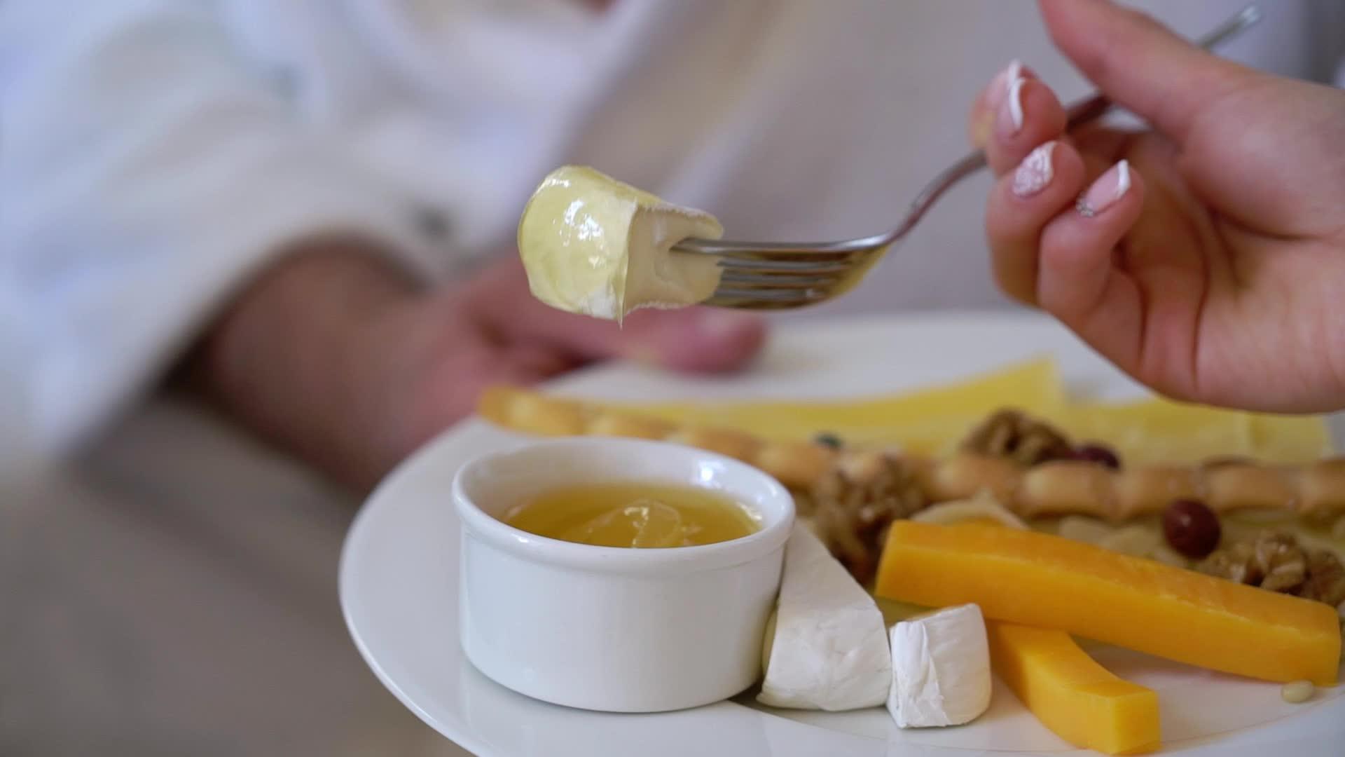 女人一起吃奶酪和蜂蜜视频的预览图