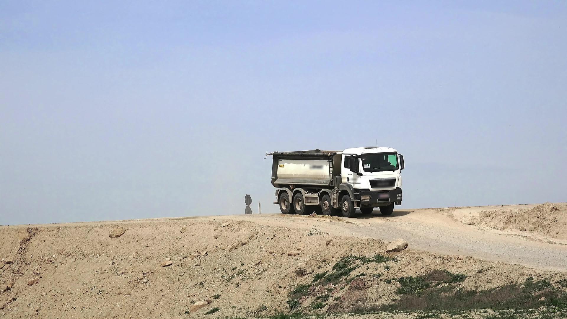卡车在公路施工现场运输土壤视频的预览图