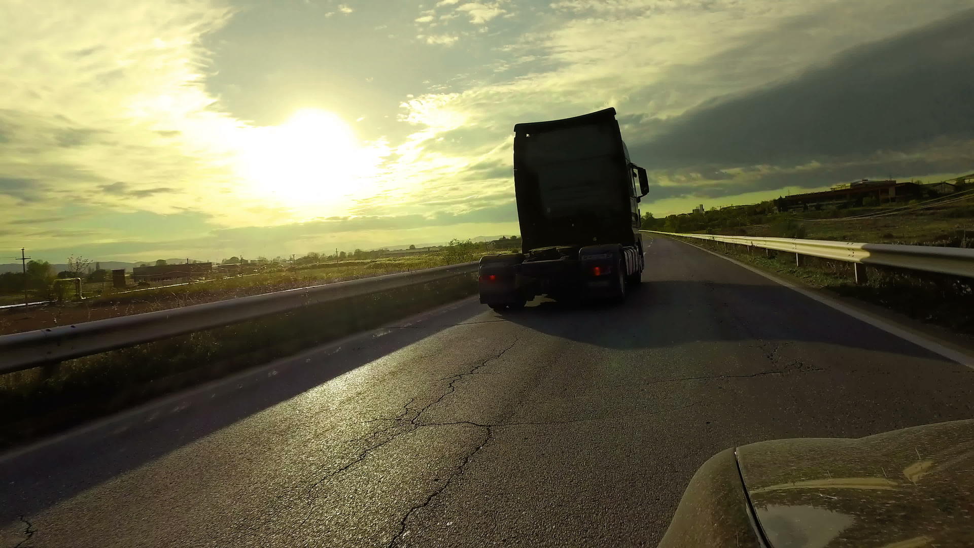 日落时分乘车飞越农村公路视频的预览图