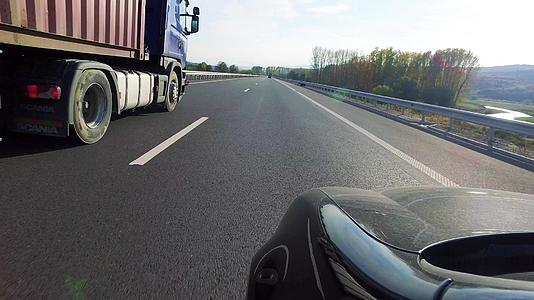 高速公路上的卡车车轮越来越快视频的预览图