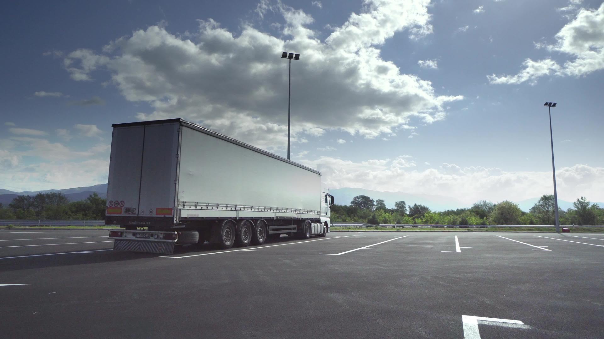 卡车停车场的卡车站根据日志为卡车司机提供休息视频的预览图