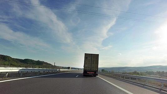 高速公路上的快速卡车视频的预览图