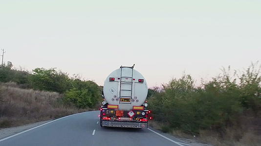 农村道路上的油气油罐车视频的预览图