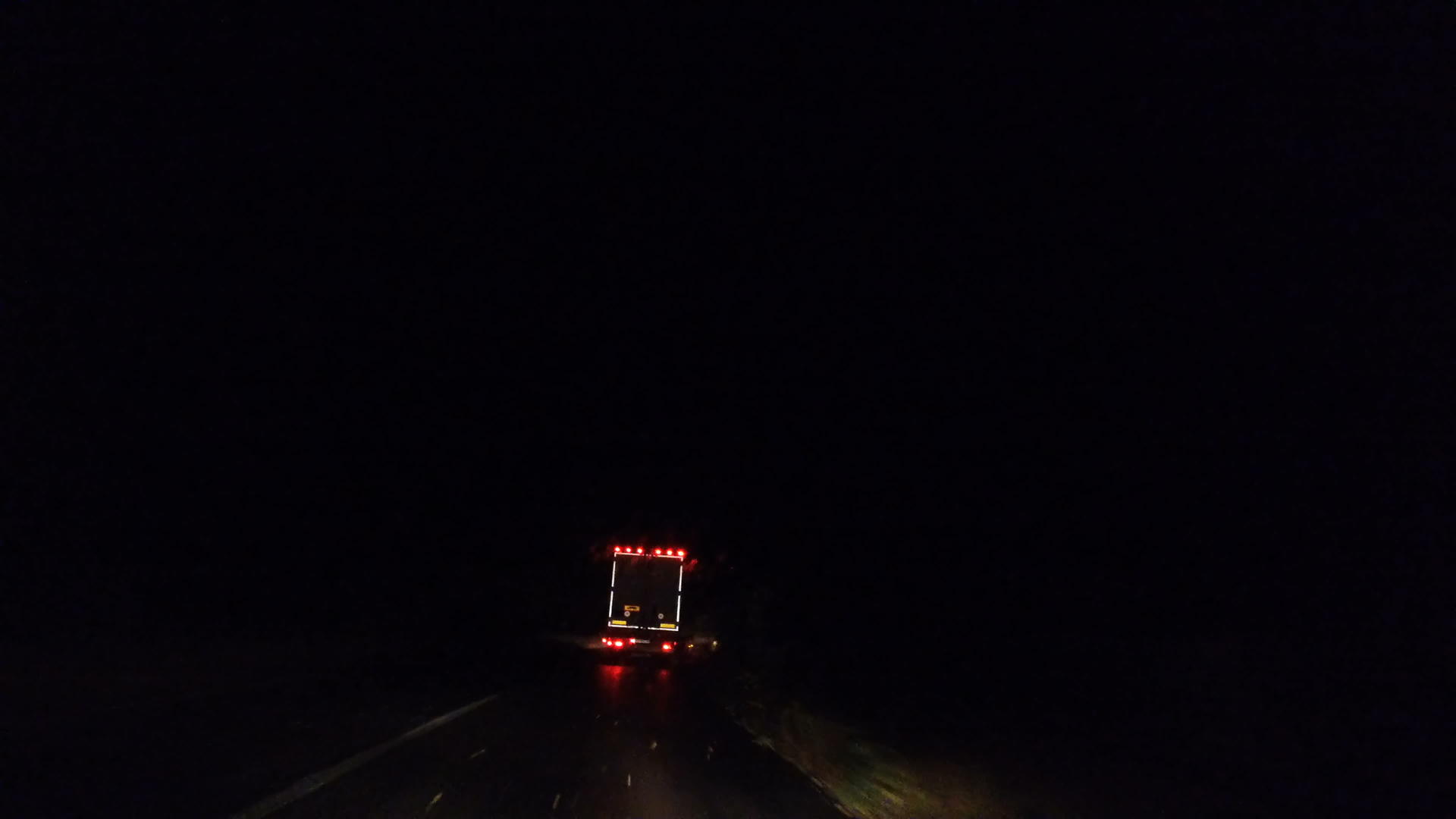 雨夜沿农村公路行驶视频的预览图