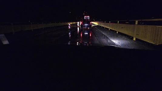 在狭窄的农村道路上开夜车送货卡车在桥上建设工程视频的预览图