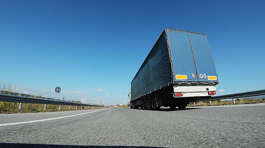 卡车在高速公路上行驶视频的预览图