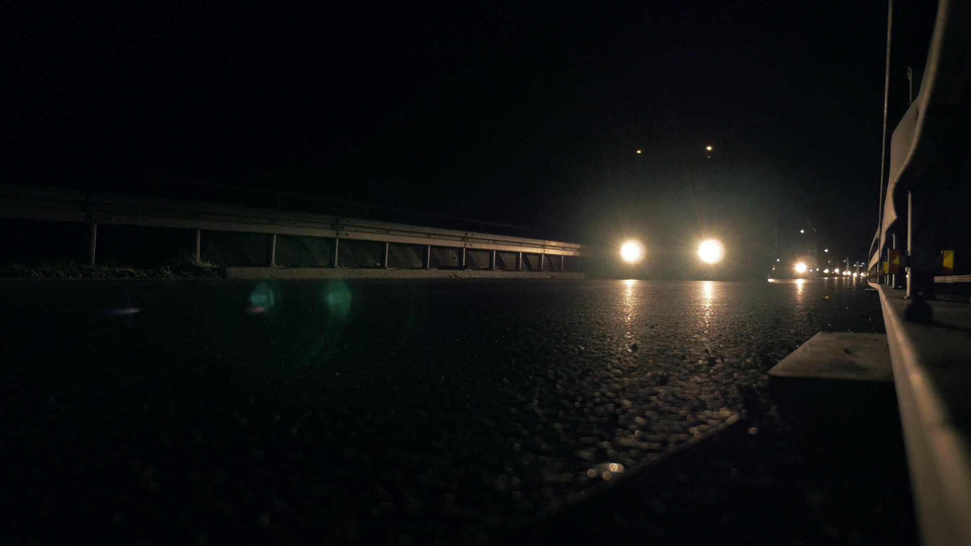 晚上在高速公路上坐卡车头灯视频的预览图