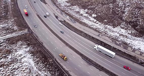 一辆大卡车在高速公路上行驶视频的预览图