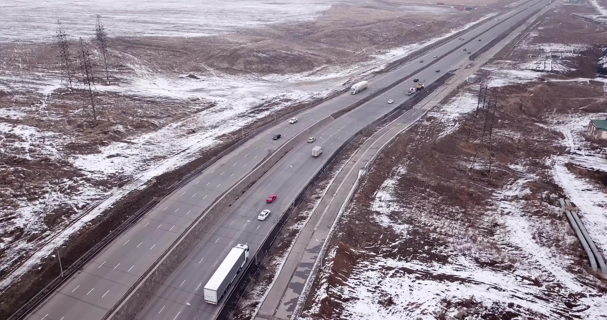 一辆大卡车在多车道高速公路上行驶视频的预览图