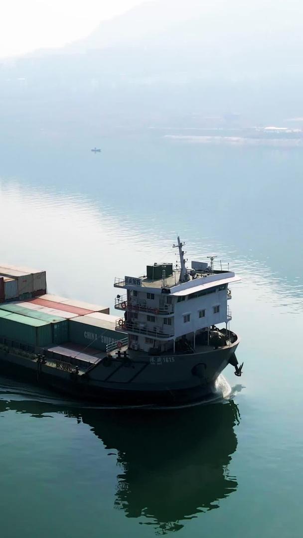 航拍城市长江货轮满载集装箱向前行驶视频的预览图