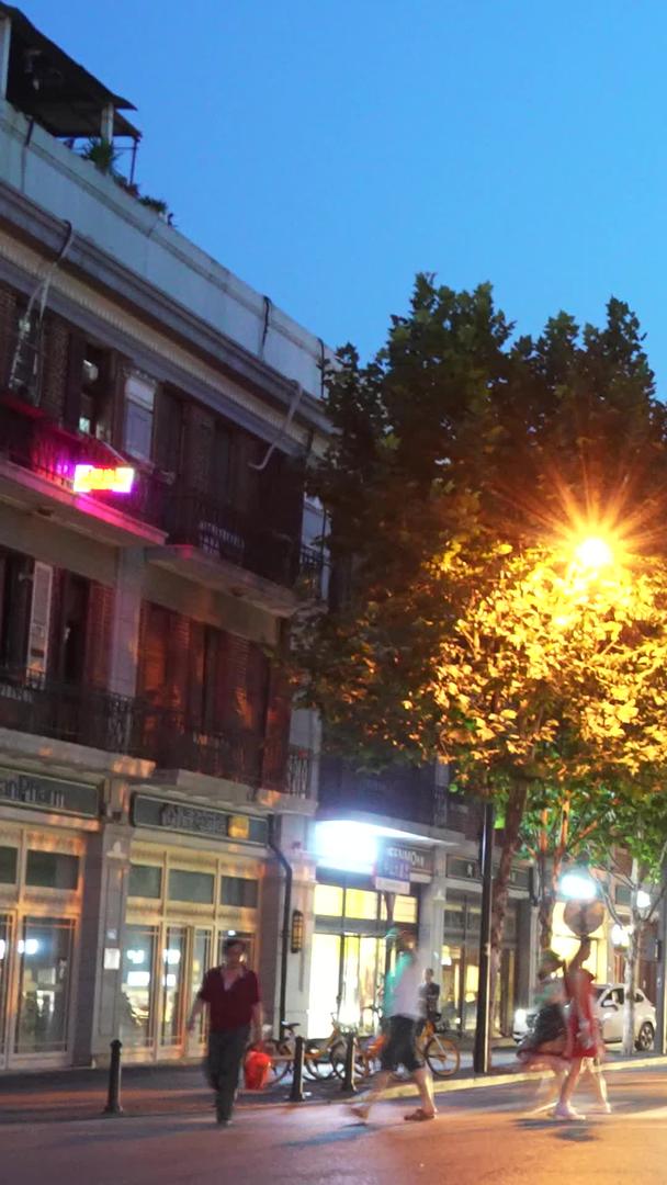 城市夜景道路交通路口红绿灯络绎不绝的汽车和行人素材视频的预览图