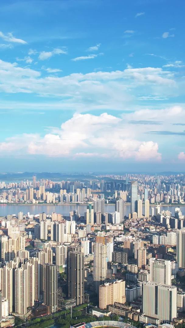 航拍城市蓝天白云通透天空自然风光天际线街景素材视频的预览图