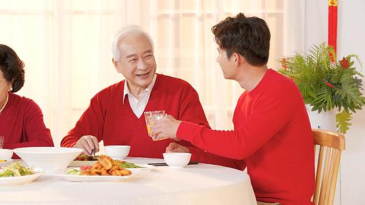 4k年夜饭爷爷和长辈一起吃饭聊天视频的预览图