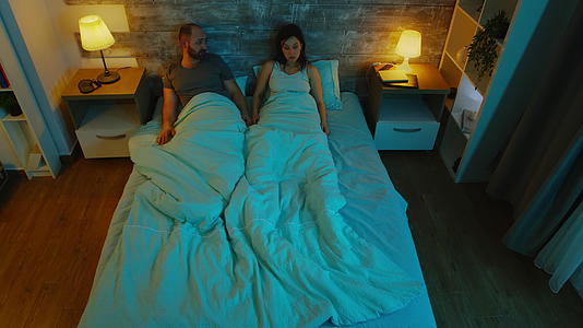 一对年轻夫妇深夜在卧室里吵架视频的预览图