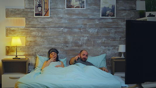 一对疲惫的夫妇睡在卧室里视频的预览图