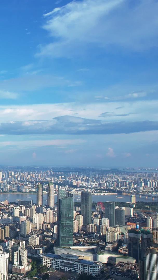 航拍城市蓝天白云通透天空自然风光天际线街景素材视频的预览图