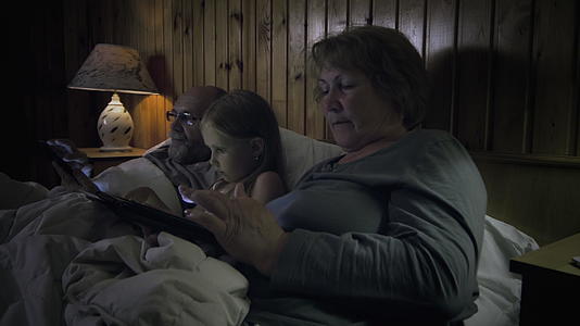 祖父母和孩子躺在床上视频的预览图