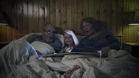 祖父母给孙子读故事视频的预览图