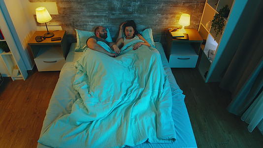 一对年轻夫妇深夜在床单下聊天视频的预览图