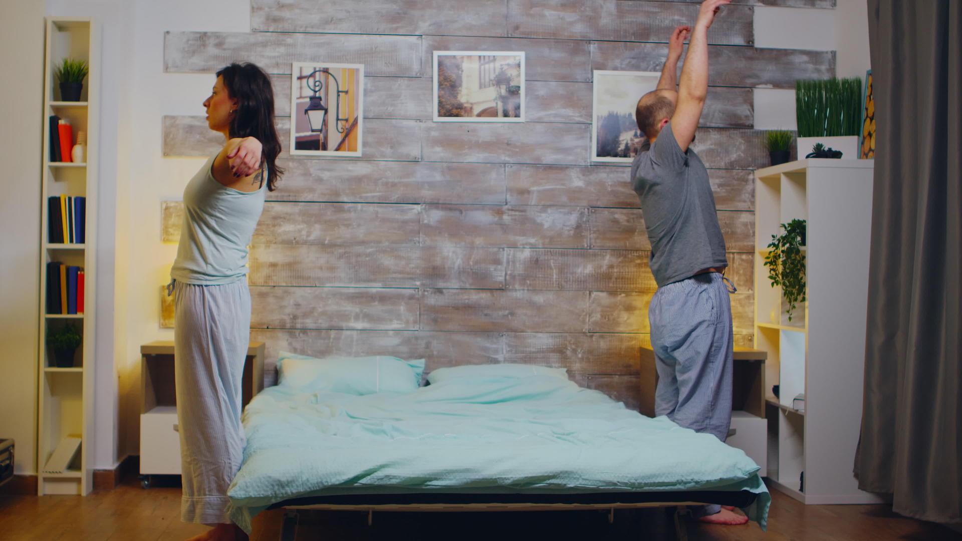 穿着睡衣的年轻夫妇在睡觉前躺在床上视频的预览图