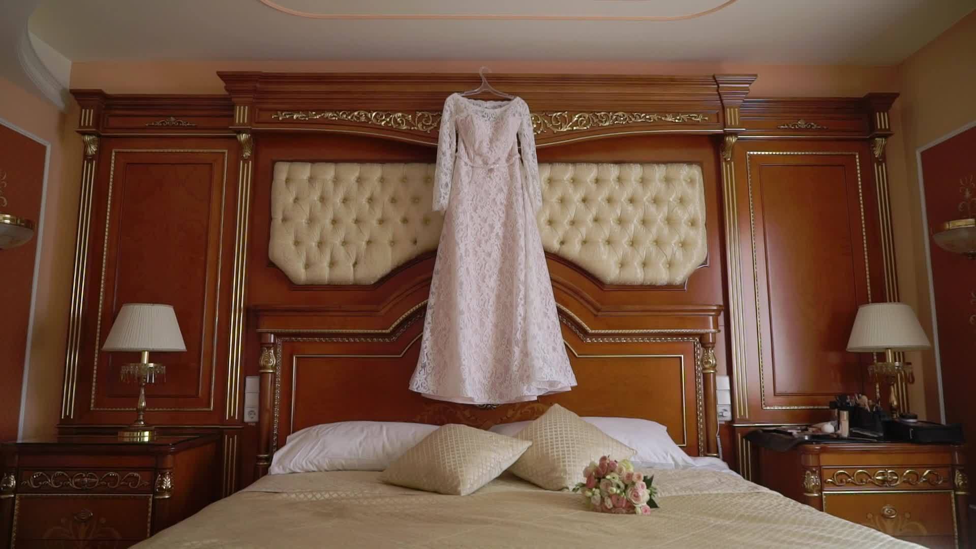 卧室里的白色婚纱视频的预览图