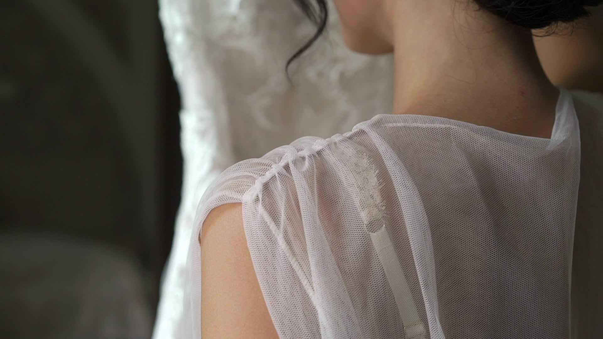 新娘在婚礼前上穿着内衣的新娘露出了后方视频的预览图