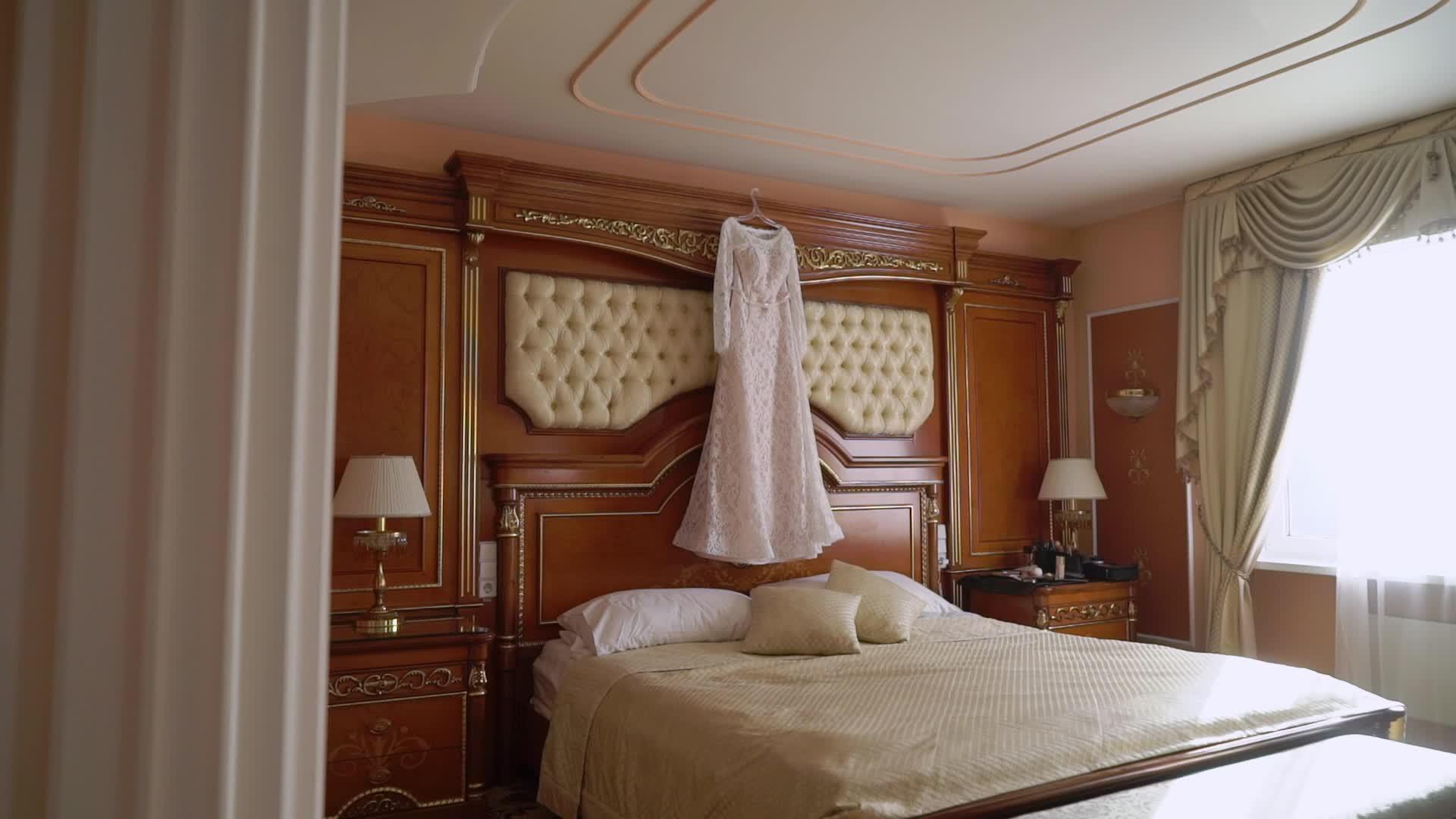 卧室里的白色婚纱视频的预览图
