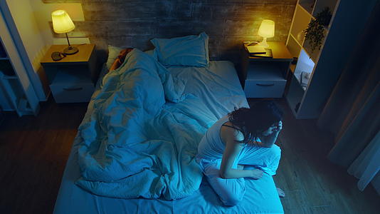月光照亮了她丈夫睡觉时失眠的房间视频的预览图