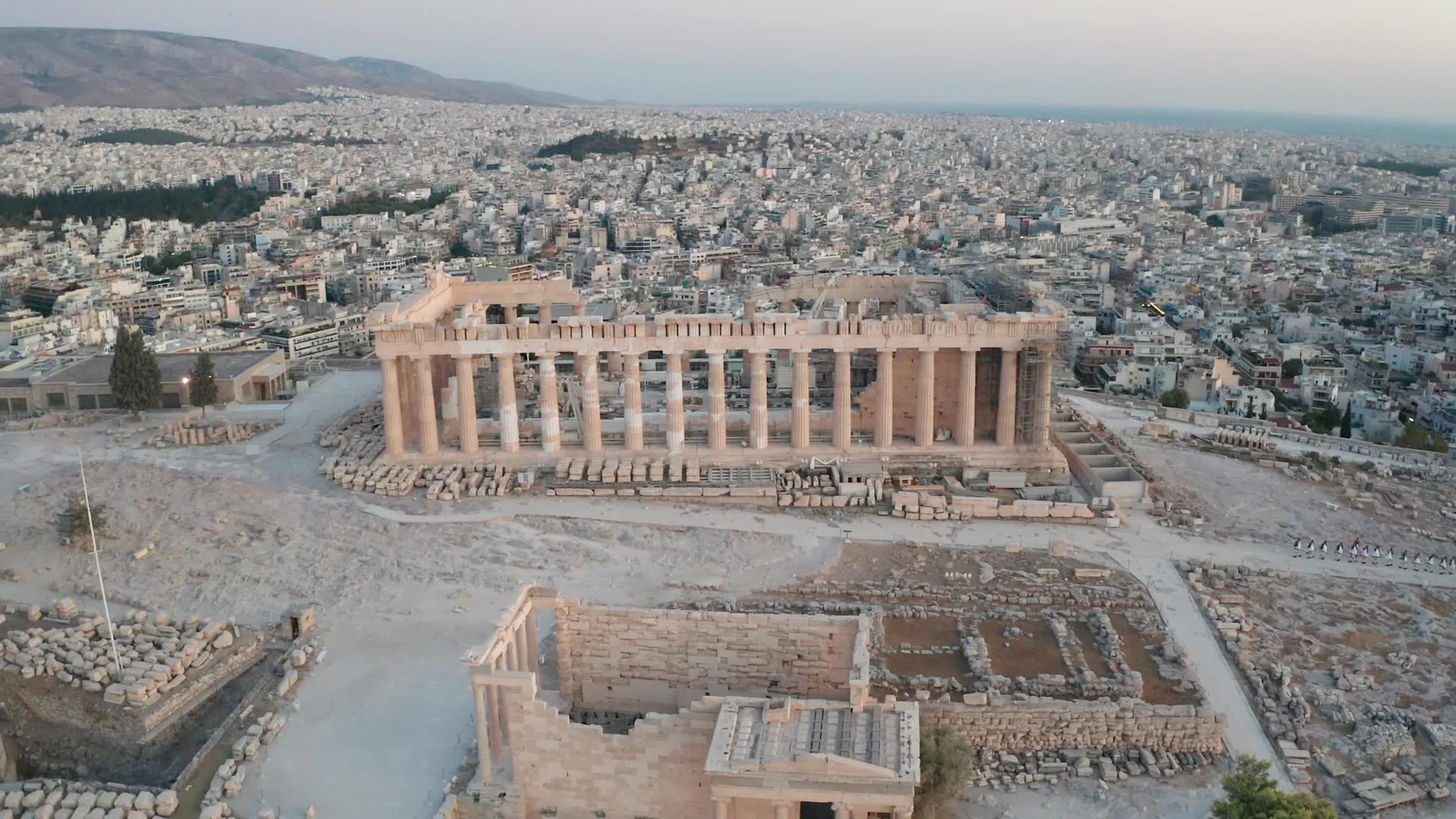希腊雅典卫城的空中轨道拍摄视频的预览图