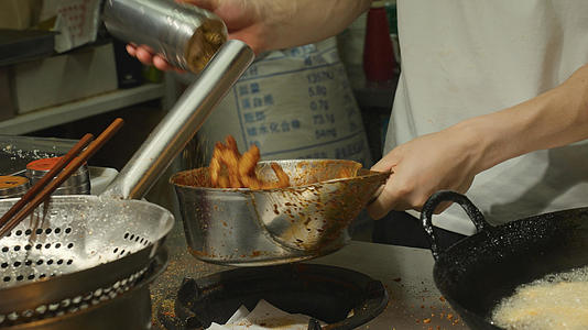 慢动作升格拍摄城市网红特色小吃油炸鸡条制作过程美食展示烹饪4k素材视频的预览图