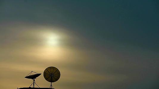 日落和两个无线电塔视频的预览图