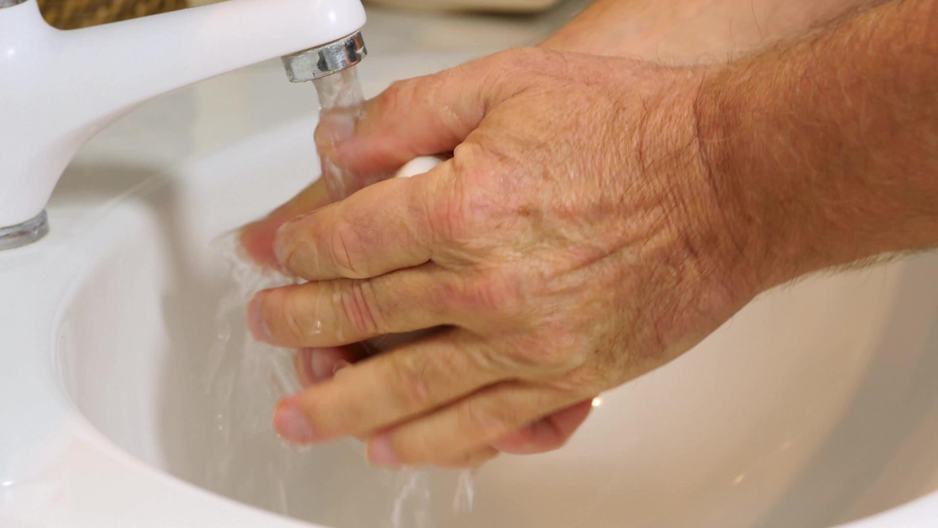 在浴室洗手的人视频的预览图