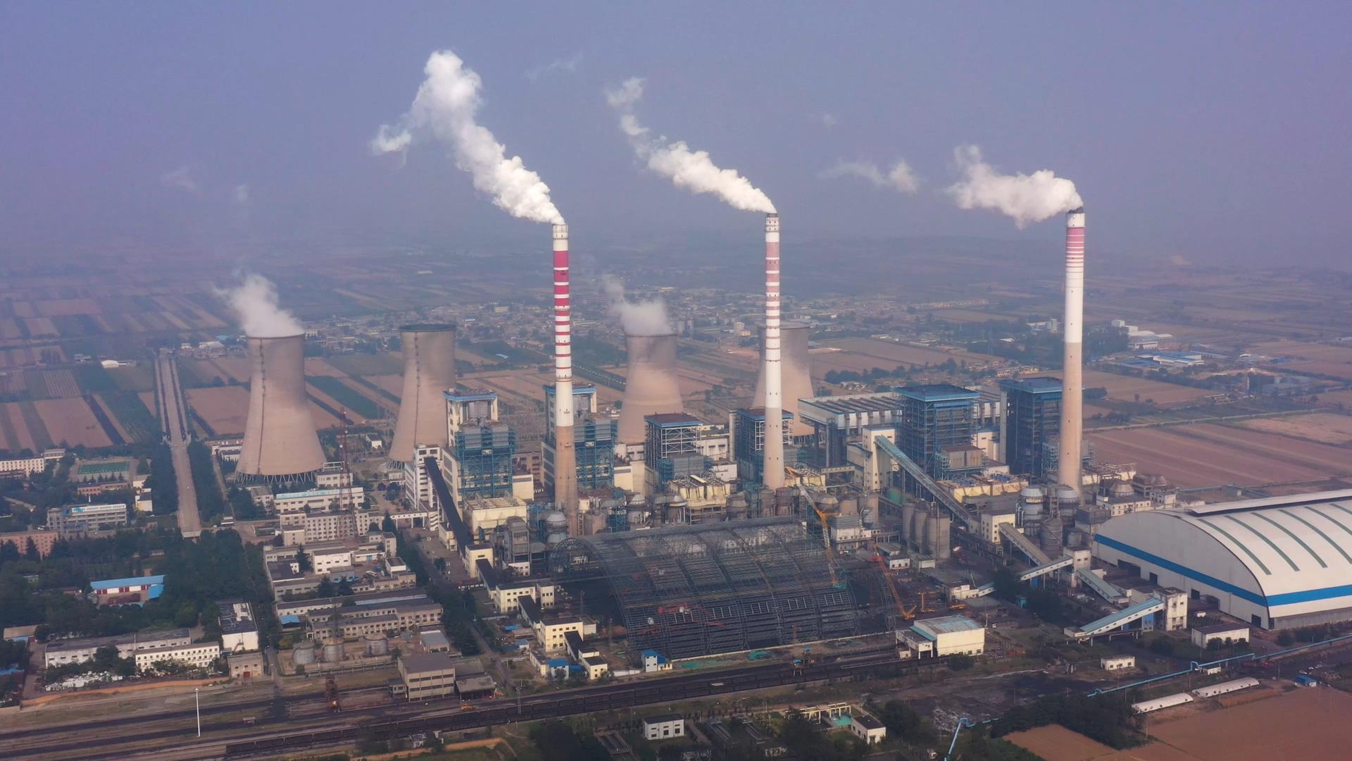 4K航拍陕西火力发电厂烟囱浓烟素材视频的预览图