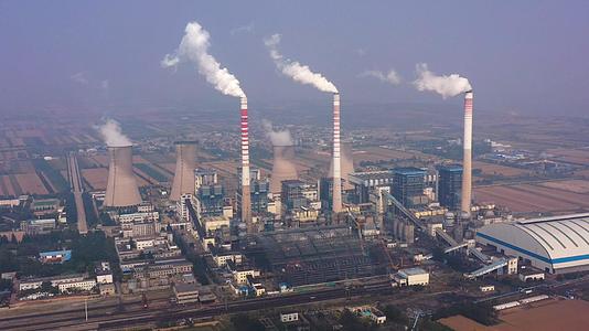 4K航拍陕西火力发电厂烟囱浓烟素材视频的预览图