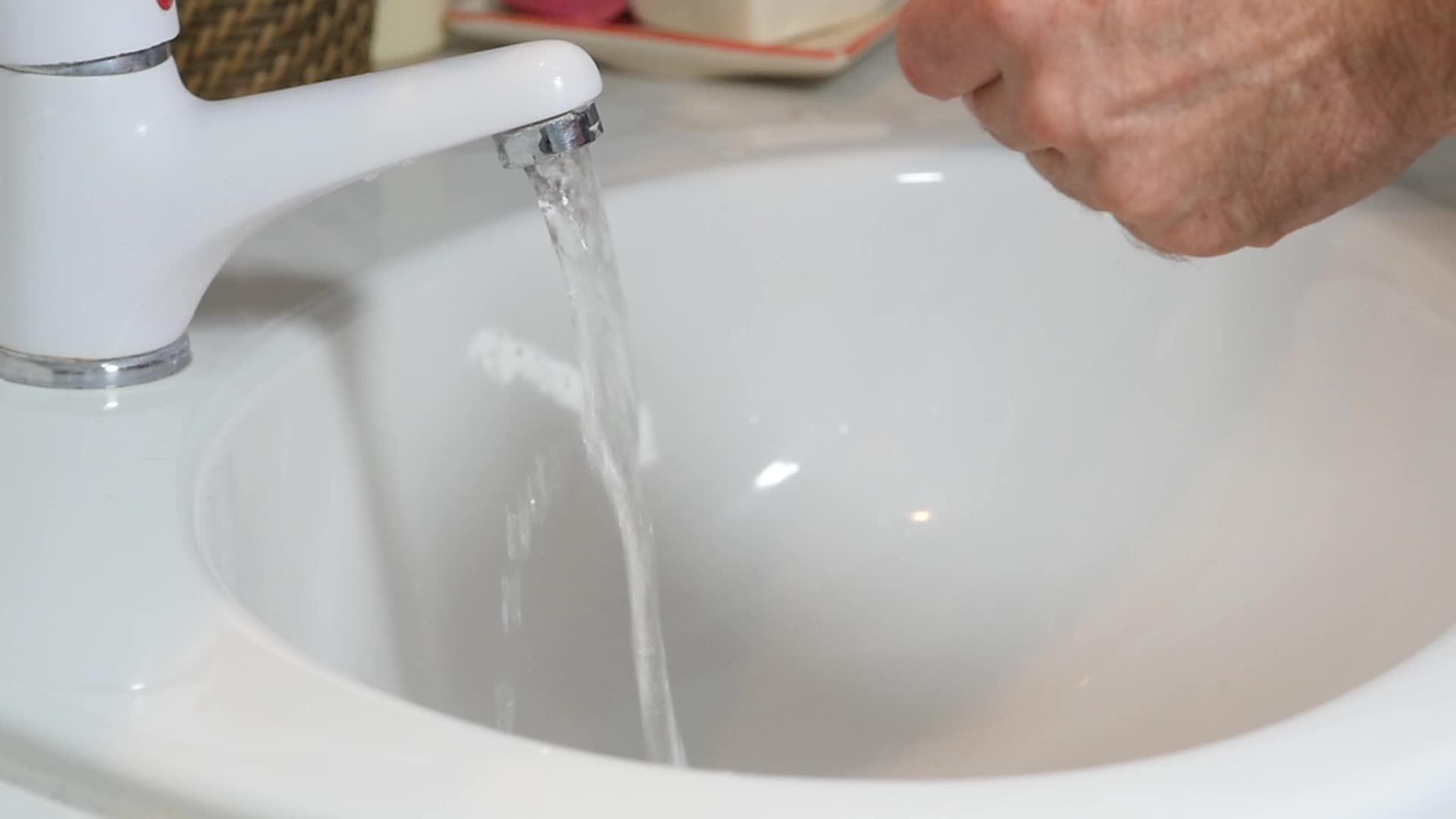 在浴室洗肥皂手的人视频的预览图