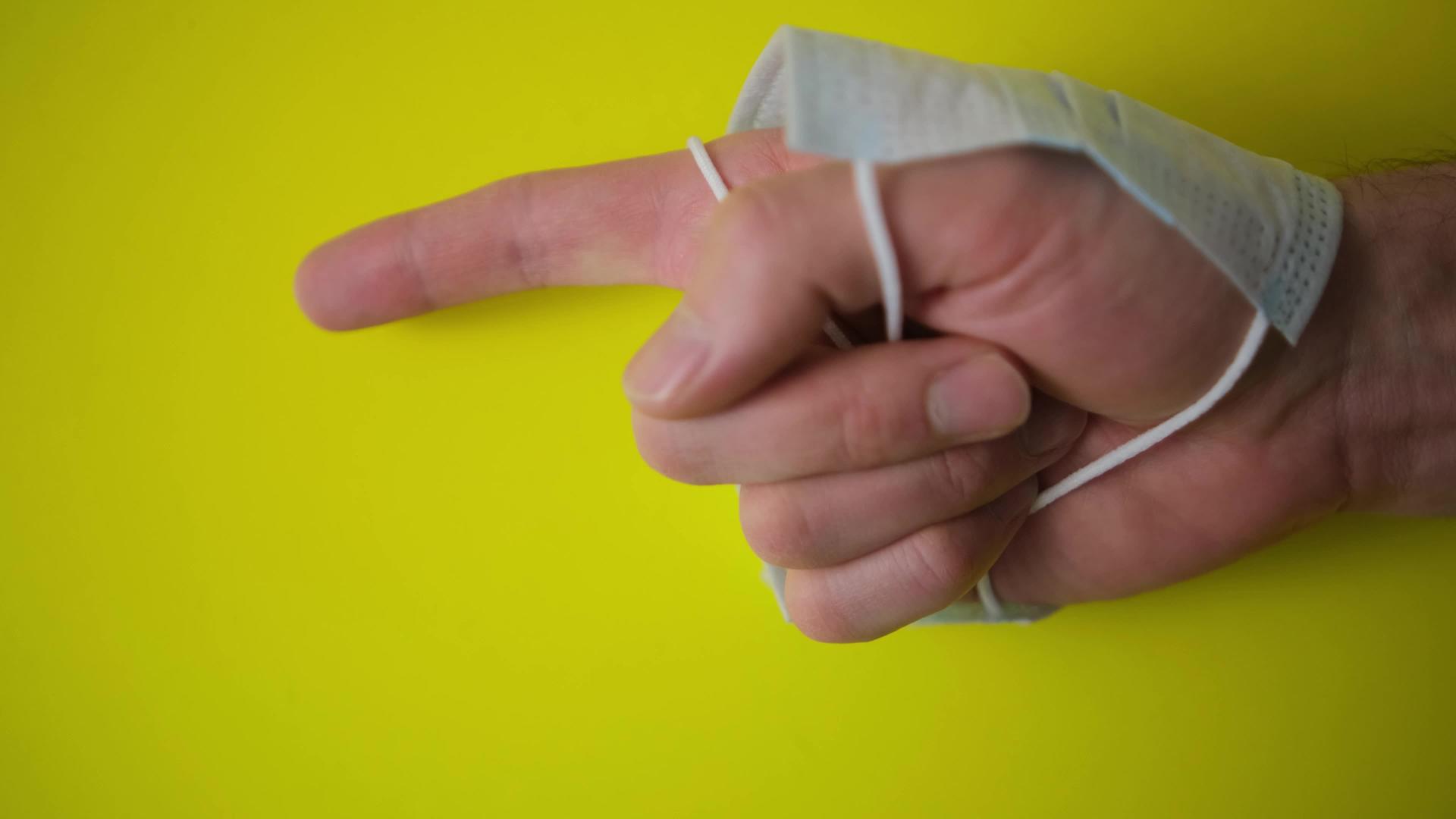 保护性医用口罩缠绕在手上视频的预览图