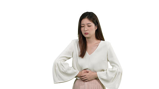 4k女生腹痛生理痛不舒服动作白底视频视频的预览图