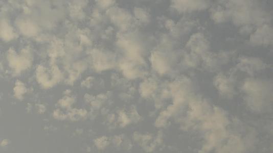 在冬天的日出时间 浮云覆盖了戏剧性的天空城市天际线的早晨视频的预览图