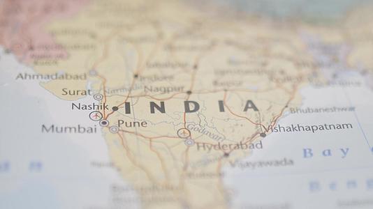在印地安那国的地图上五颜六色的模糊南方视频的预览图
